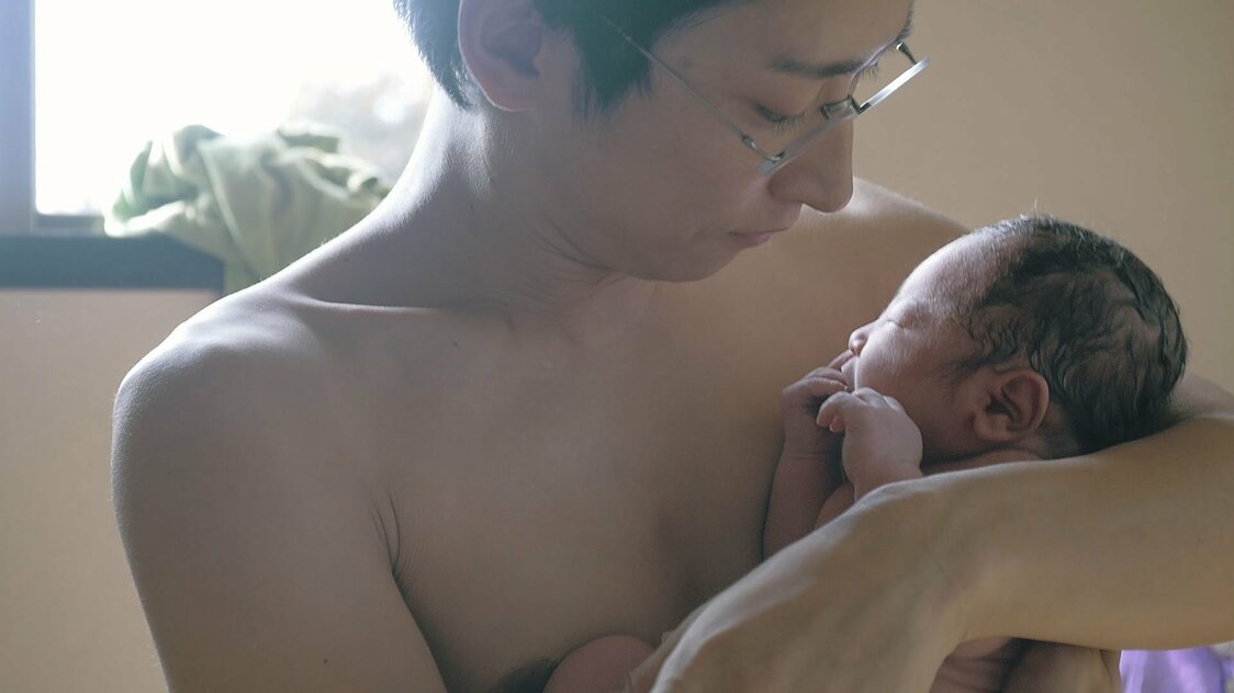 生まれたてのわが子を抱きしめる齋藤。彼には聞こえない「産声」をどう伝えるかが、この映画のテーマになった　©2020 hiroki kawai／SPACE SHOWER FILMS