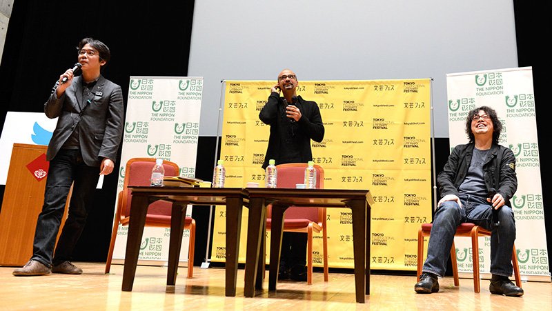 Durante el Festival Internacional de Literatura de Tokio, el moderador, Enjoe Toh, escritor recientemente galardonado con el Premio Akutagawa, presenta a los dos participantes en el coloquio.