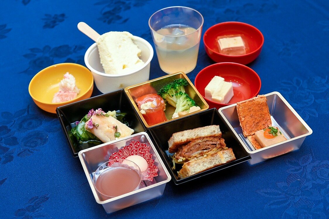 以“口感”为主题的多种供品尝的试制菜品（提供：龙谷大学）