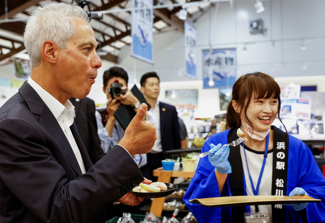 最初の海洋放出のさなか、福島県相馬市を訪れたエマニュエル駐日米大使。地元の産品を扱う「浜の駅松川浦」では果物を試食したり、水産物を購入したりした（2023年8月31日、ロイター）