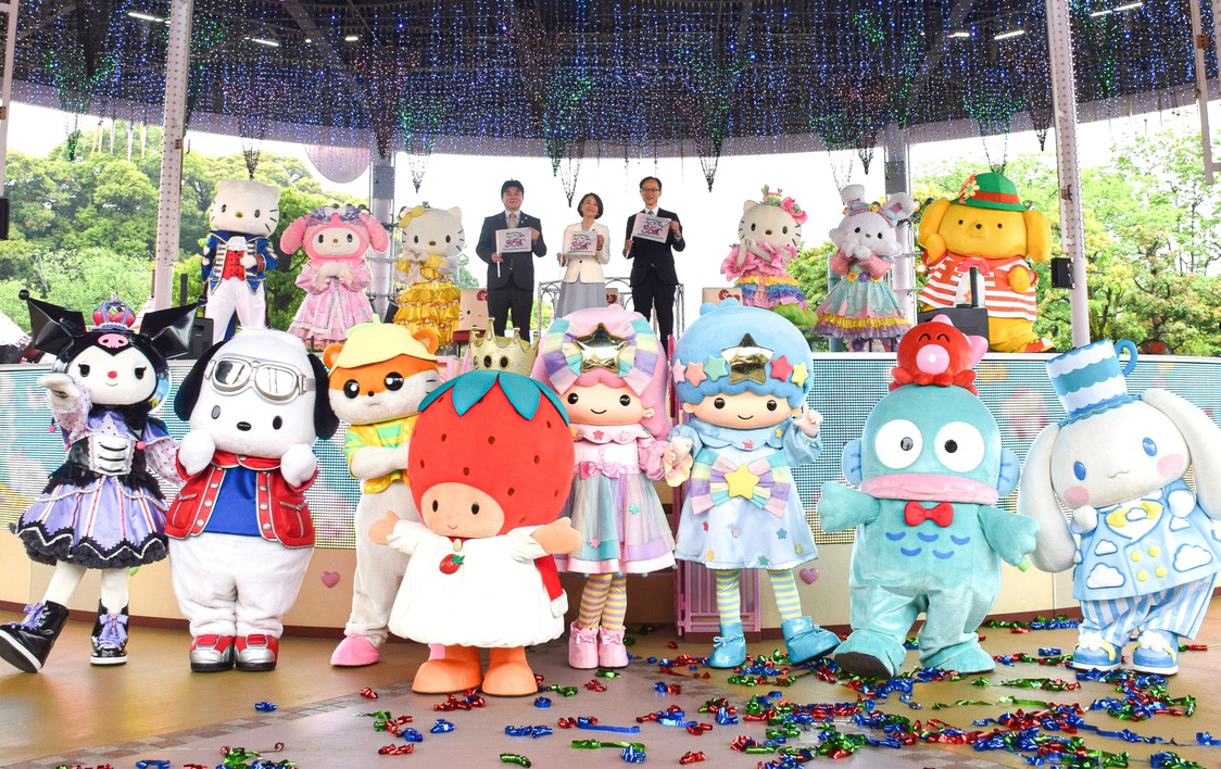 Los 22 personajes populares, entre ellos Hello Kitty y Pompompurin, que se reunieron para la ceremonia especial del 35.º aniversario de Sanrio Character Park Harmonyland, en Hiji, prefectura de Ōita; 26 de abril de 2026. (Jiji Press)