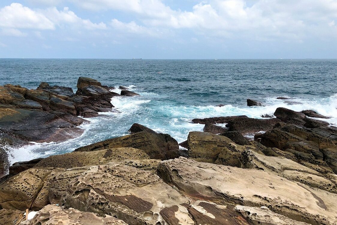 洲鎌久人さんが救助された場所＝2019年10月24日、台湾基隆市の外木山海岸
