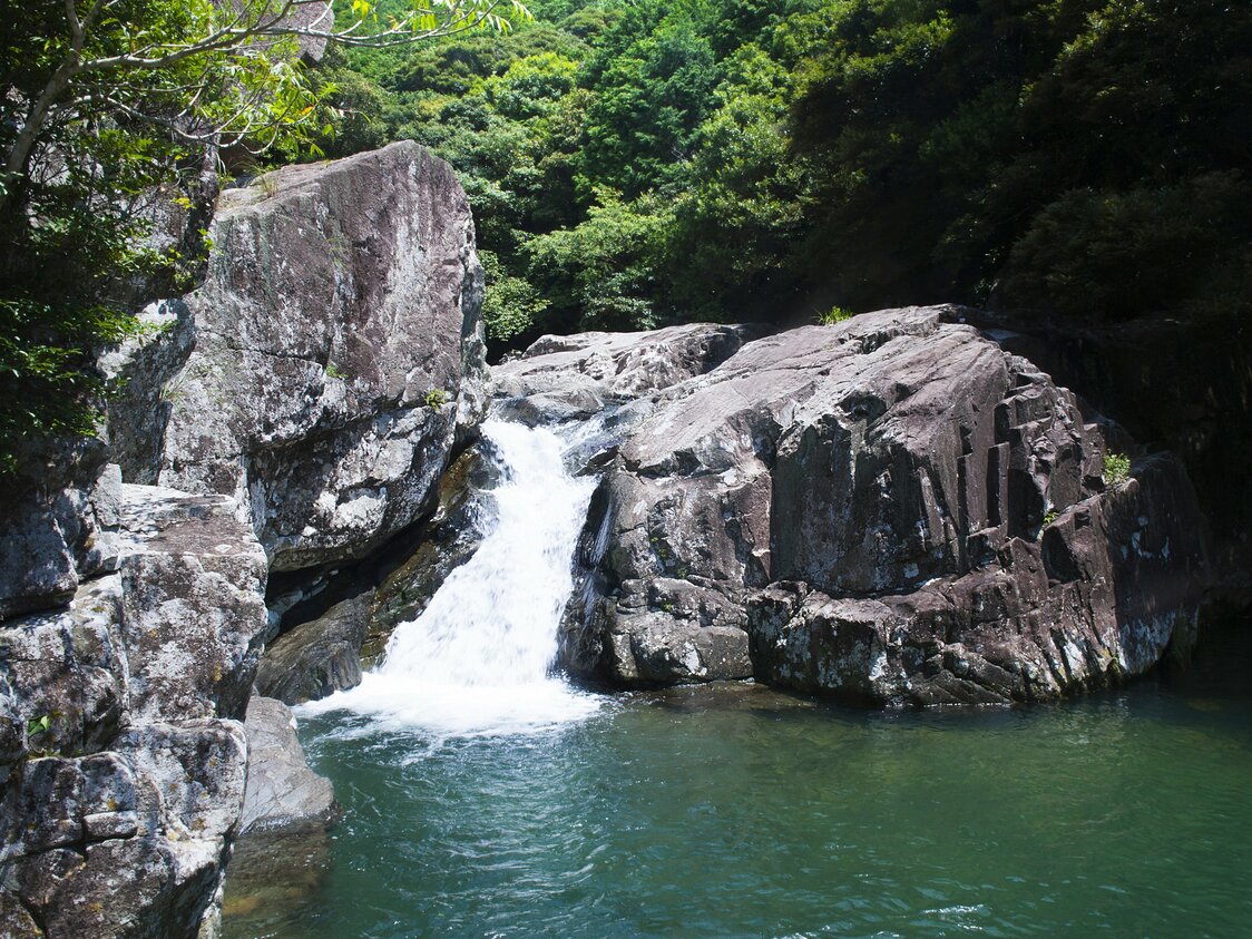 夏には地元の子どもたちにとって格好の遊び場となる、福江島のドンドン渕滝