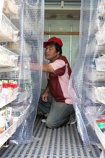 トラック内には、被災地に不足しがちだった生活用品や食料品が陳列されている。(撮影=久山城正)