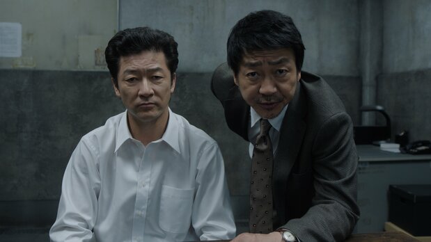 刑事の井上(浅野忠信・左)と福田(大森南朋・右)。難航する捜査のため、ねずみに取引を提案する ©2025 Amazon Content Services LLC or its Affiliates.