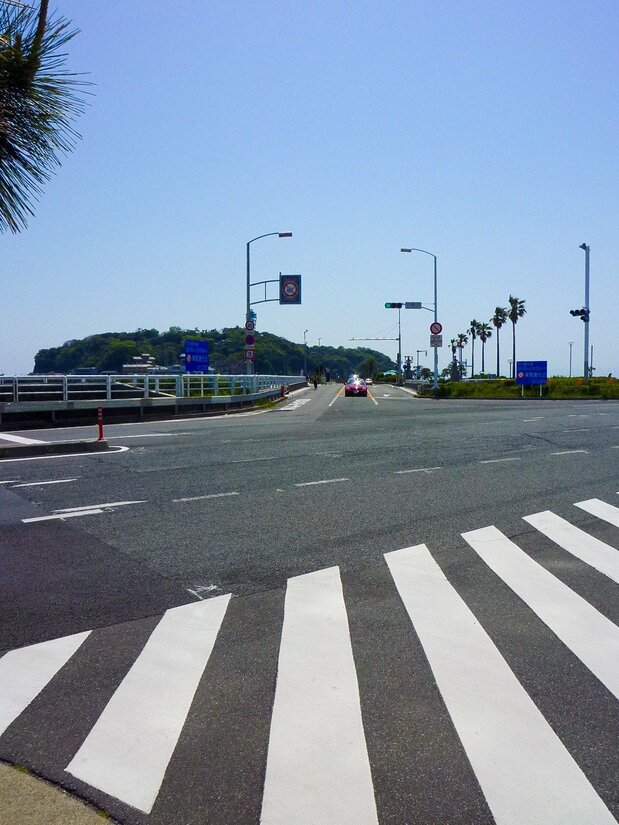江の島に向かう橋はガラガラ=4月29日