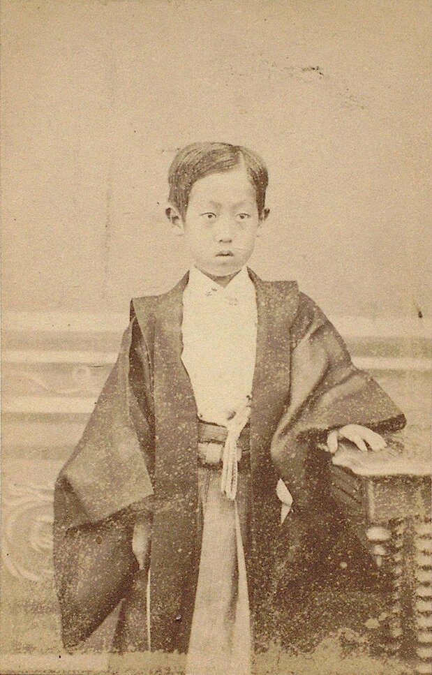 徳川家を相続した家達15歳の時の写真とされる。天璋院は家達の養育に努めた。『榎本武揚等名刺版写真』国立国会図書館所蔵