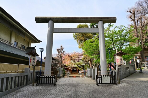 1928（昭和3）年に遷座した、現在の五条天神社。約1900年前、上野公園内の摺鉢山古墳の辺りに創祠したと伝わる