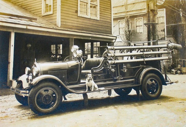 A los gritos de “¡arriba!” y “¡abajo!”, Bunkō se subía al peldaño exterior del coche de bomberos y se apeaba de él con presteza, una más de las muchas habilidades que demostró el perro bombero de Otaru. (Cortesía del Servicio de Extinción de Incendios de Otaru)