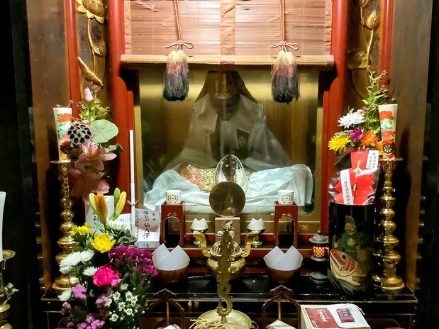 新潟県村上市の観音寺に安置された即身仏・仏海(ぶっかい)上人(撮影:筆者)
