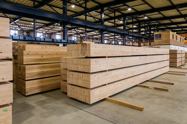Thick laminated timber ready for shipping. (© Nippon.com)