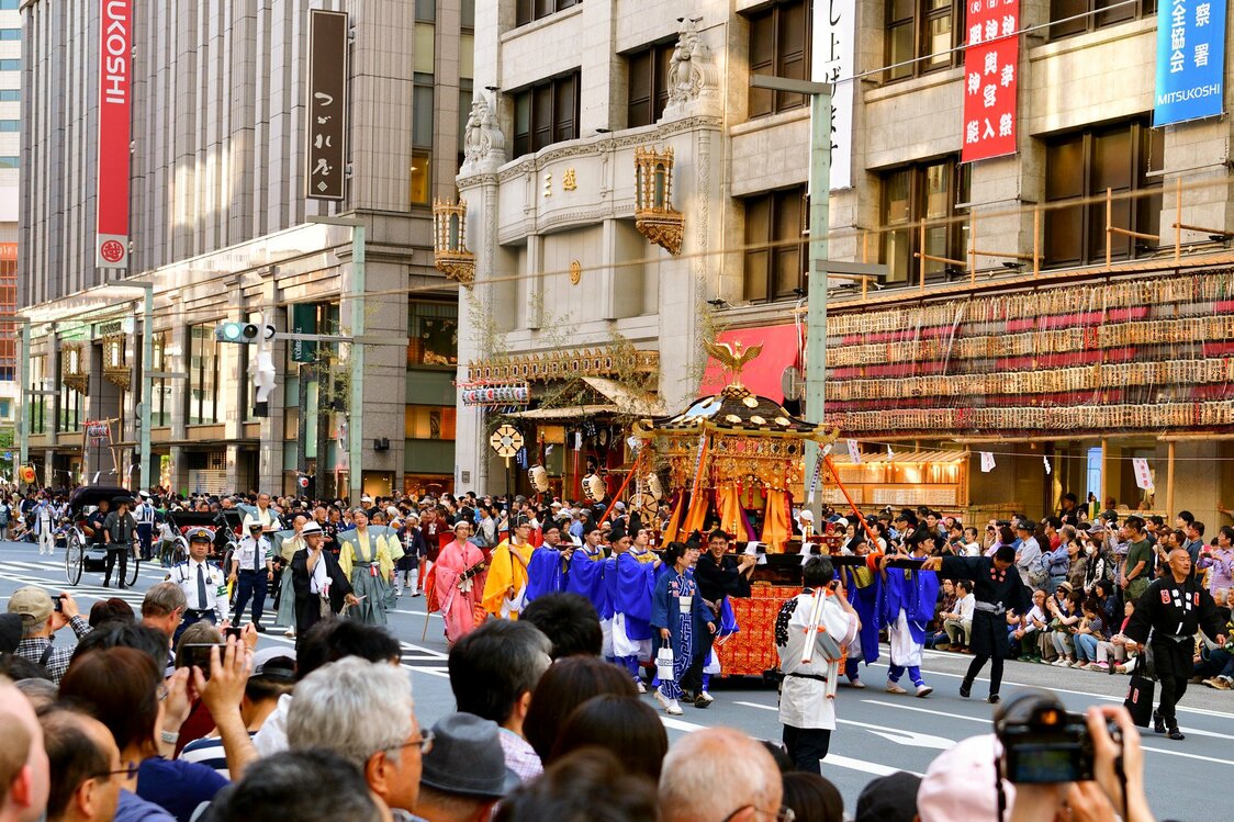 2019年の神幸祭で日本橋中央通りを練り歩く一の宮鳳輦