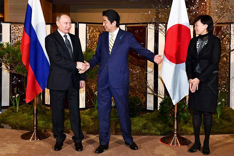El primer ministro Abe Shinzō y su esposa Akie dan la bienvenida al presidente Vladímir Putin a la ciudad de Nagato, en la prefectura de Yamaguchi, el 15 de diciembre. (© Jiji)