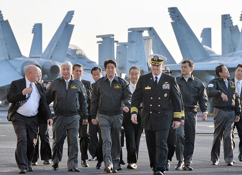 El primer ministro Abe (en el centro) en el USS Ronald Reagan en la bahía de Sagami, en la prefectura de Kanagawa, el 18 de octubre de 2015. (© Jiji)