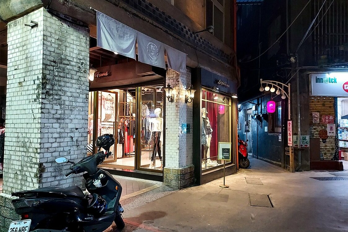 アーケードの上側に、かつてこの場所にあった「松元蒲鉾店」の暖簾が飾られている。奥の路地を左に行くと、地域の歴史を紹介する壁絵が広がっている