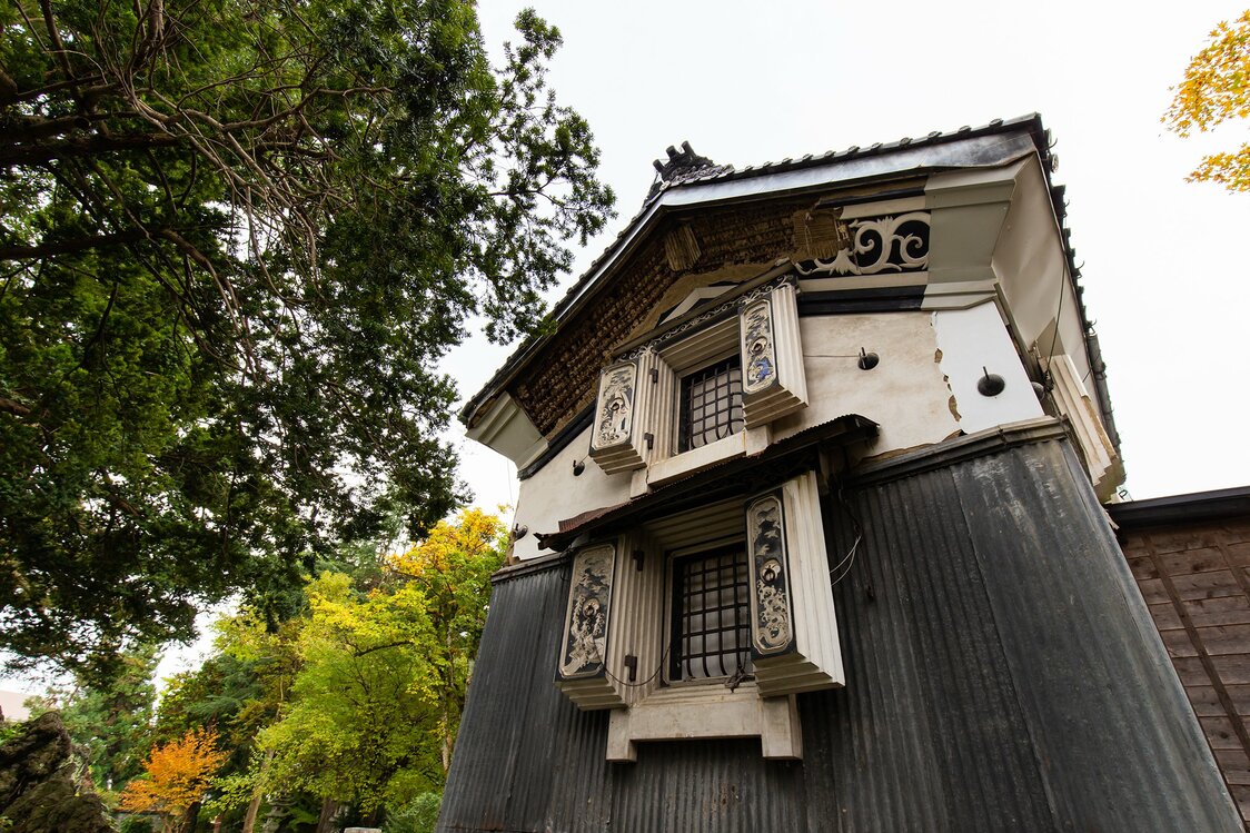 土蔵より先に鏝絵が施された主屋南側の衣装蔵。こちらは修復前のため、漆喰がはがれ落ちている