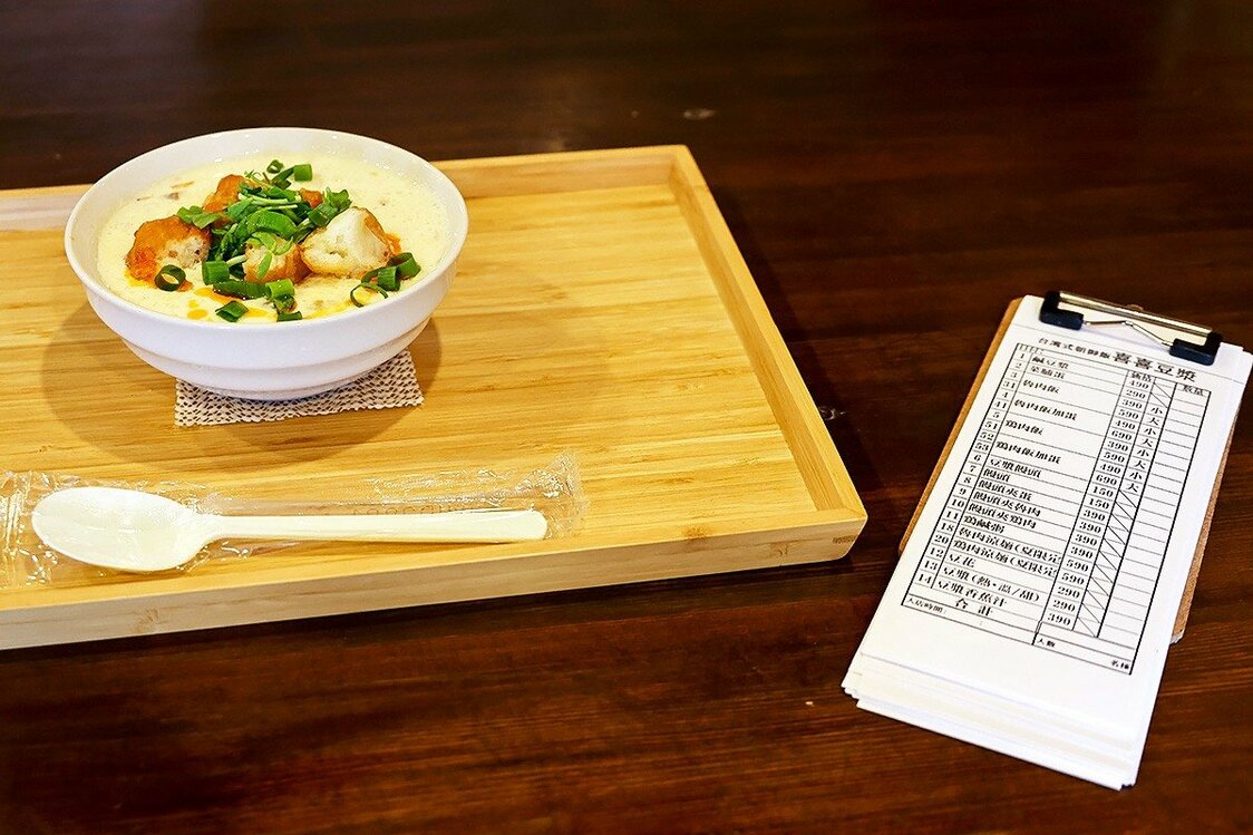 「喜喜豆漿」の店内は台湾風インテリアで、メニューも台湾と同じものを使っている。