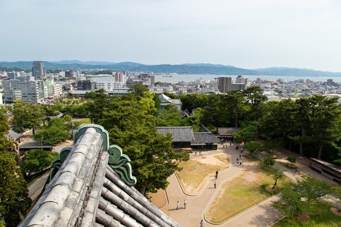 最上階は360度見渡せる望楼式。右側に見えるのが宍道湖で、その奥には山々が連なる