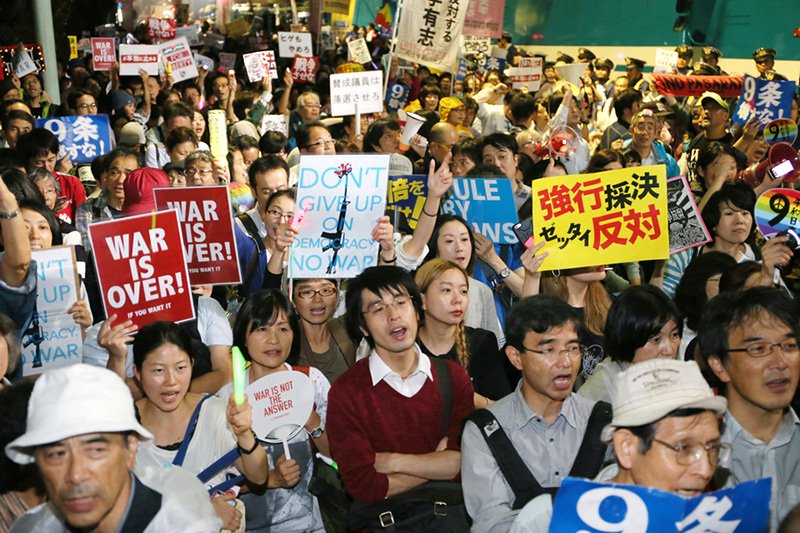 Protestors gather in front of the National Diet on September 18. (© Jiji)