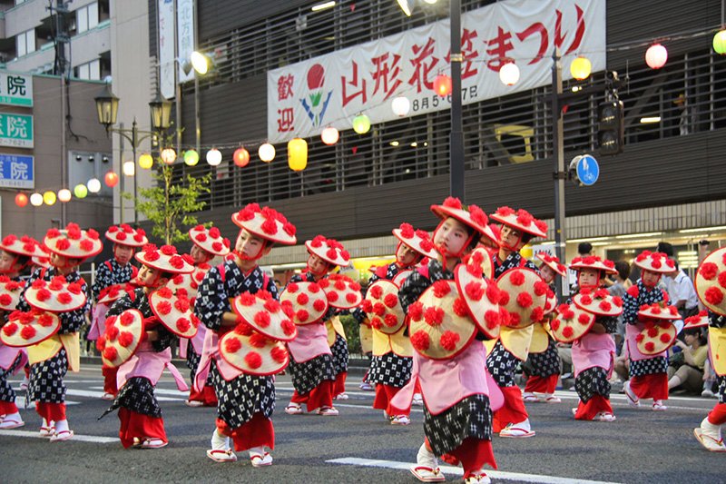 Les enfants se mêlent également à la fête dans une danse tout à fait adorable !