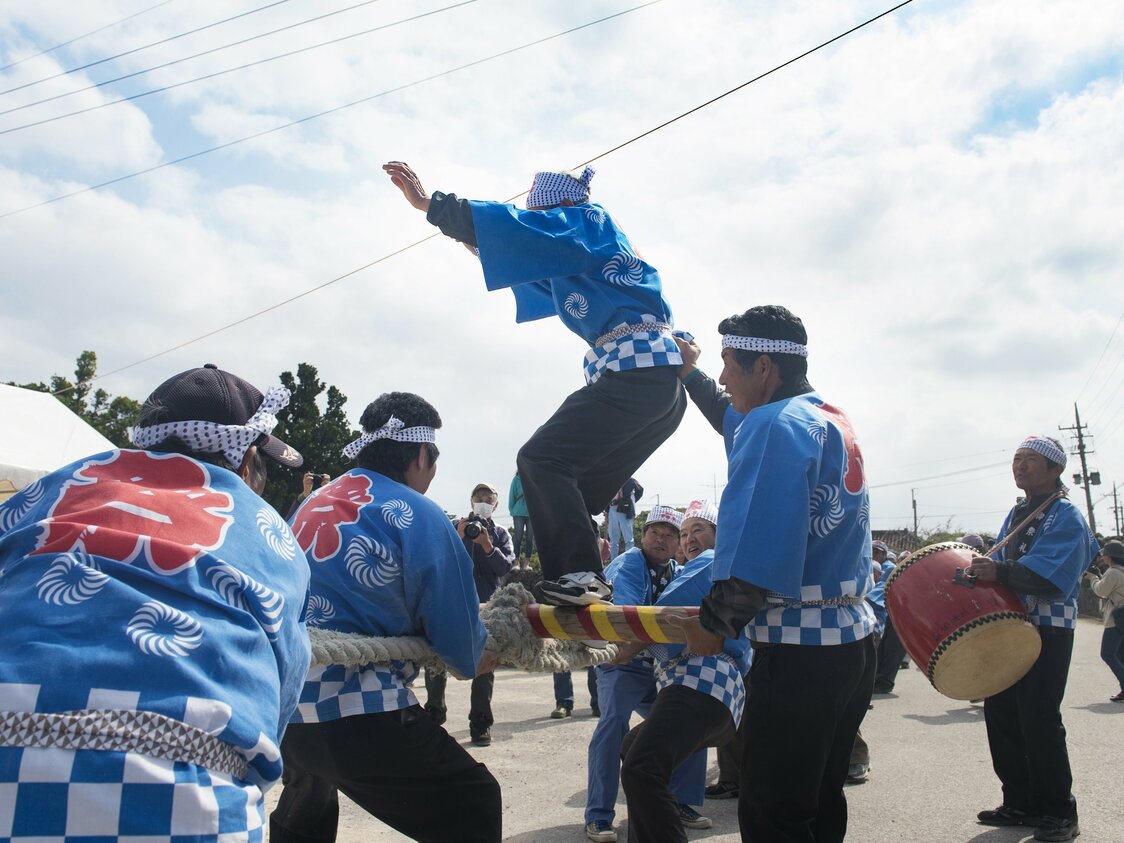 勝敗を決する中央の棒の上に乗り、両陣を鼓舞する