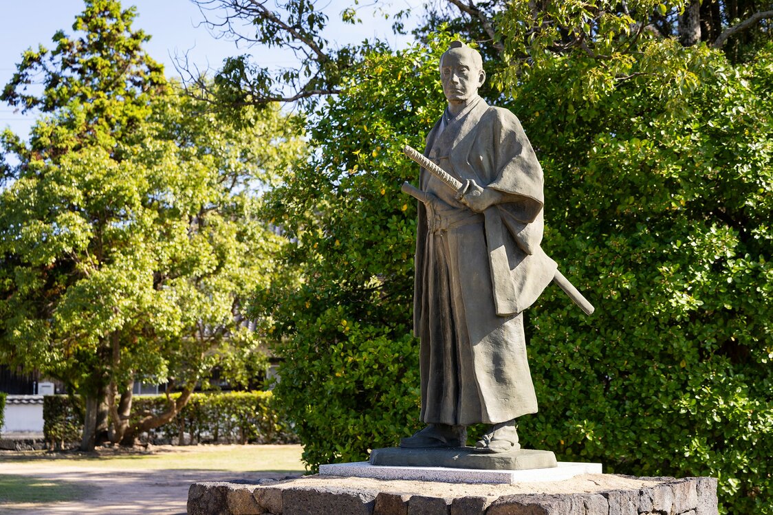 A statue of Takasugi Shinsaku stands in a park at the southern end of Kikuya Yokochō. (© Nippon.com)