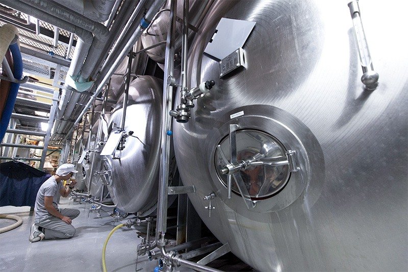 Un cervecero revisa una muestra en la fábrica de cerveza de Yoho Brewing en Saku, prefectura de Nagano. (© Kawamoto Seiya)