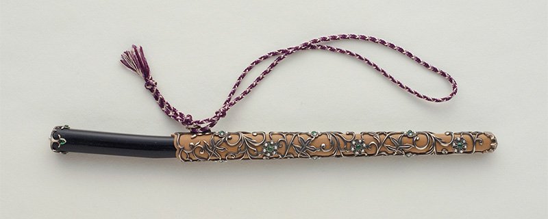 Réplica del tōsu del tesoro de Shōsōin, con motivos de hiedra en orfebrería e incrustación de 72 perlas y 16 esmeraldas.
