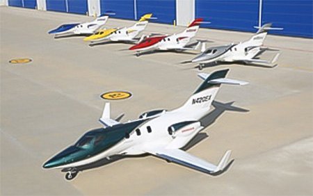 El primer modelo de HondaJet, en distintos colores, durante su primera exhibición para su salida al mercado. (fotografía por cortesía de Honda).