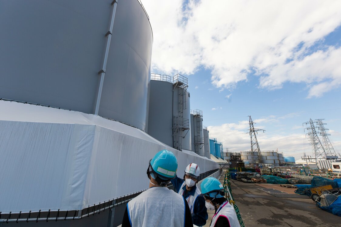 ベスト、ヘルメット、防じんマスク着用での取材風景