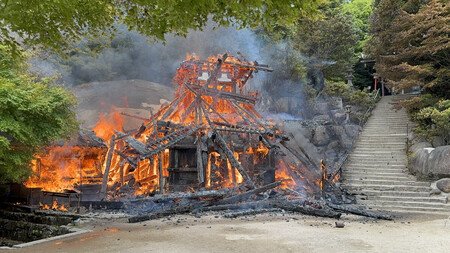 火災発生当時の宮島・弥山の「不消霊火堂」=5月20日、広島県廿日市市(大聖院提供)