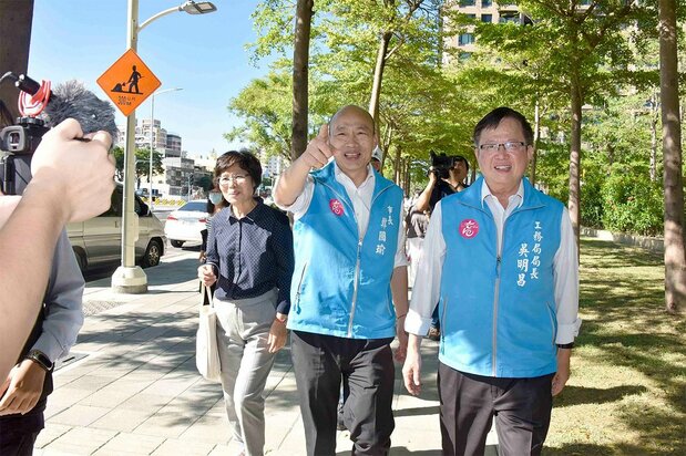 韓國瑜在罷免投票前,依舊勤跑基層。(高雄市政府提供)