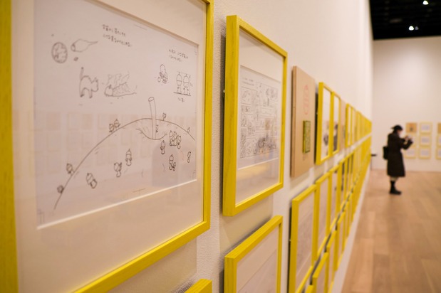 Des dessins originaux des œuvres de Yoshitake recouvrent tout un mur.