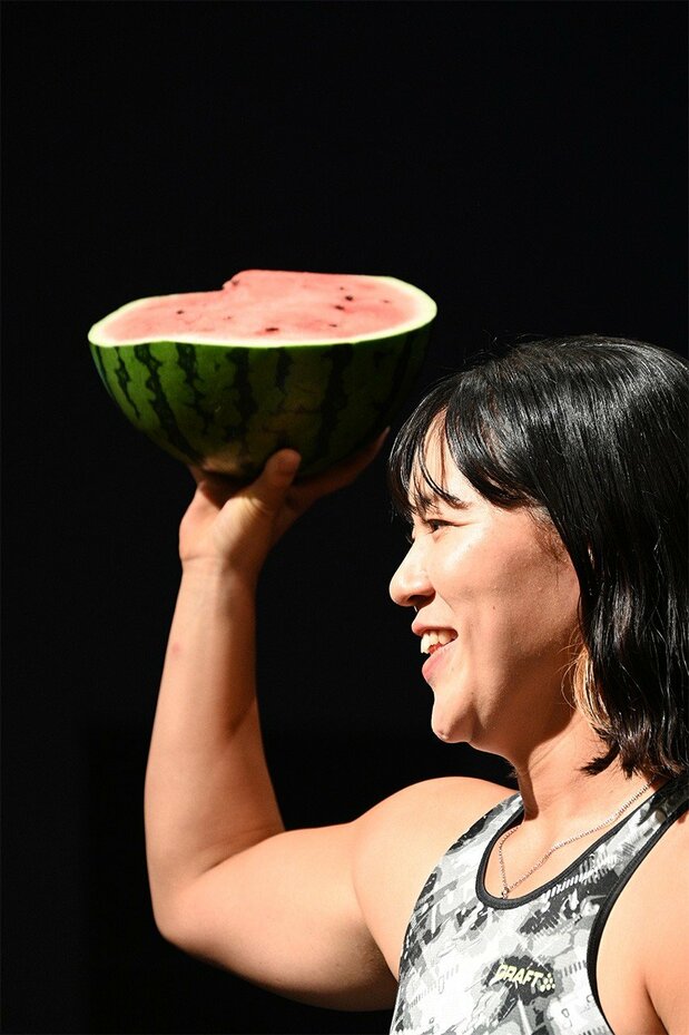 Seryū demonstrates her training techniques using a watermelon. The photographer, Koishikawa High School student Ōsato Mirei, commented: “When I compared her disability with my psychological complex, I felt an affinity with her.” (© Ōsato Mirei)