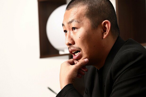 三宅唱(みやけ・しょう) 1984年生まれ、北海道出身。一橋大学社会学部卒業、映画美学校・フィクションコース初等科修了。主な監督作品に、『THE COCKPIT』(14)、『きみの鳥はうたえる』(18) 、『ワイルドツアー』(19)など。『呪怨:呪いの家(全6話)』(20)が Netflix のJホラー第1弾として世界190カ国以上で同時配信され、話題に。