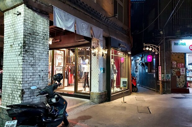 アーケードの上側に、かつてこの場所にあった「松元蒲鉾店」の暖簾が飾られている。奥の路地を左に行くと、地域の歴史を紹介する壁絵が広がっている