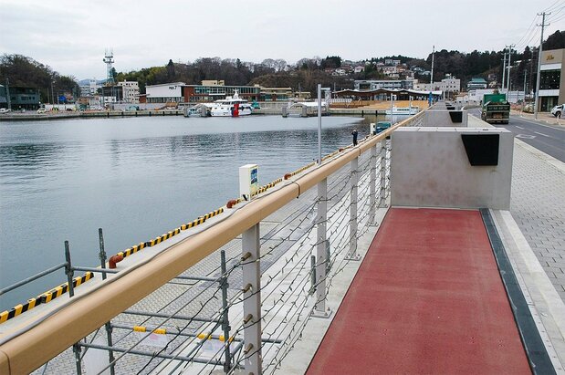 The flap gates of the inner harbor’s innovative seawall can be seen in red. Beyond lies the Naiwan district, the centerpiece of Kesennuma’s “creative reconstruction” plan.