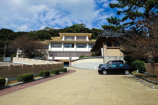 「春帆楼」(左)と「日清講和記念館」(右)の外観(筆者撮影)