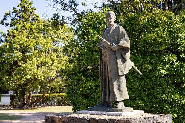 Une statue de Takasugi Shinsaku dans un parc au sud de Kikuya Yokochô. Son lieu de naissance se trouve à proximité.