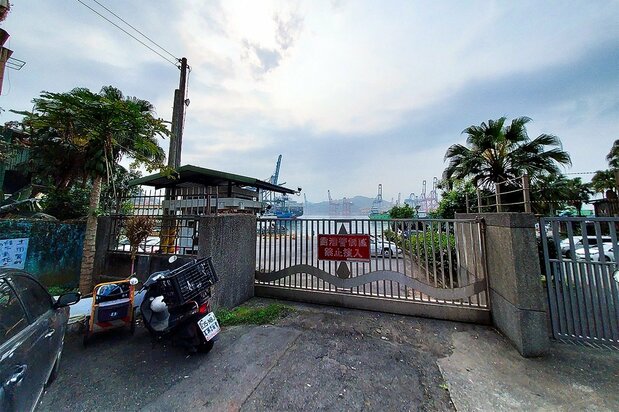 港湾として埋め立てられ、今も商船が行き交う