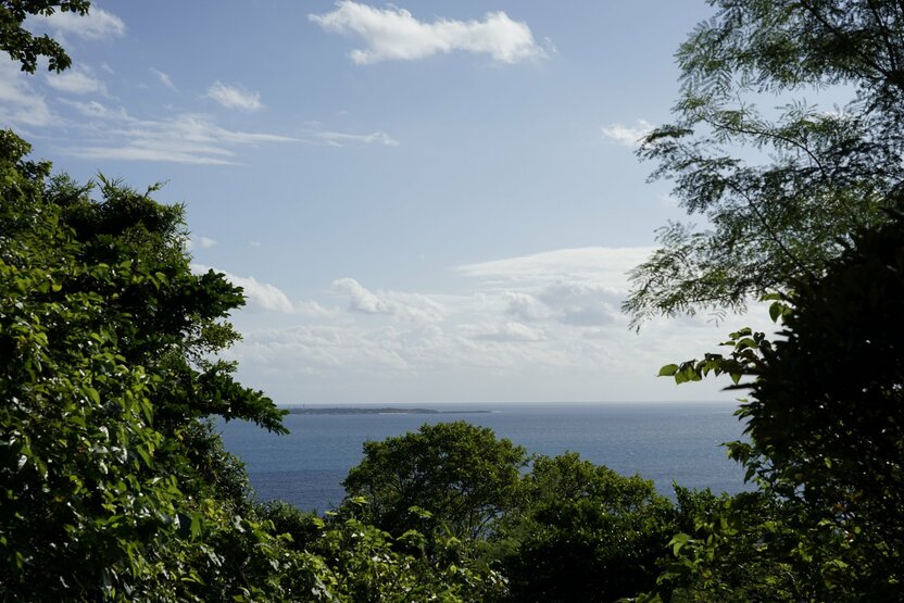 Desde Sefa Utaki se puede rezar a la isla de Kudaka, conocida como la isla donde descendieron los dioses. Fotografía: Ōsaka Hiroshi.
