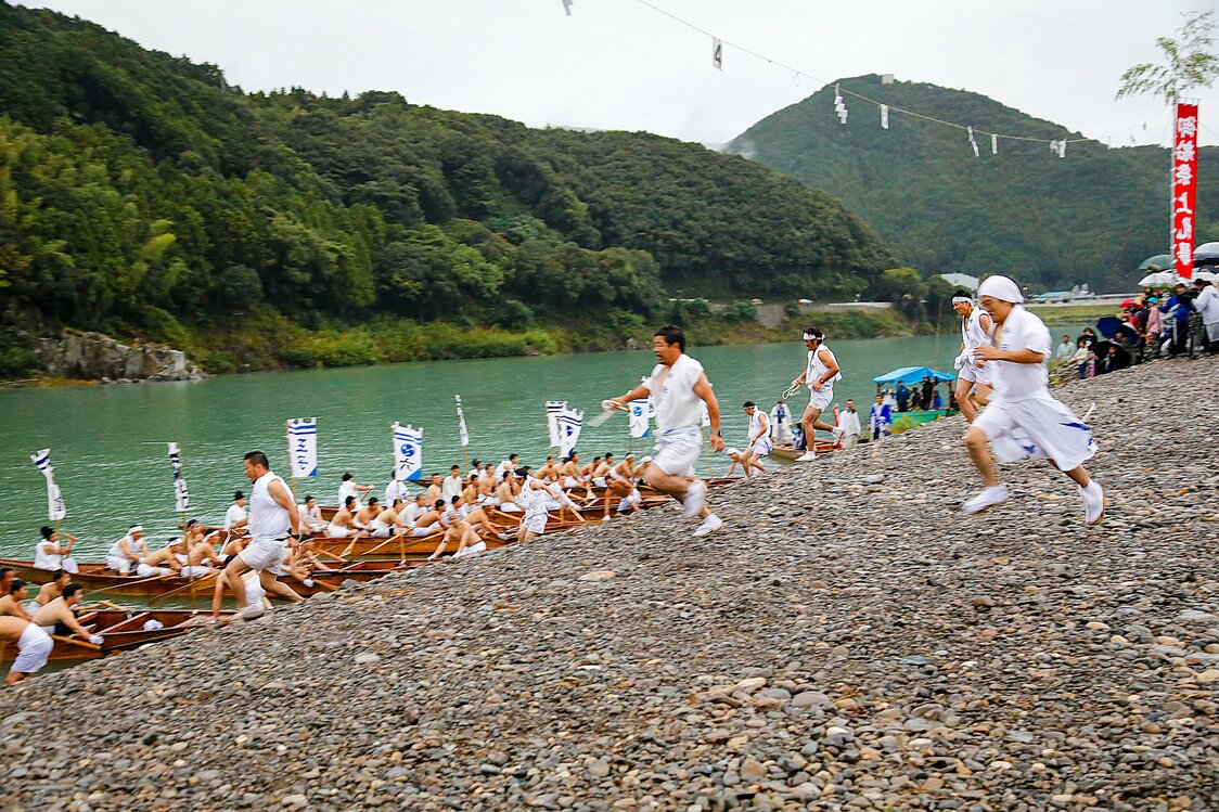 古式の早船9隻によるレース