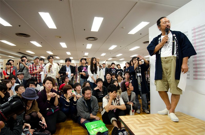 村上隆手持话筒妙语连珠，令会场更添一层热烈活跃的气氛