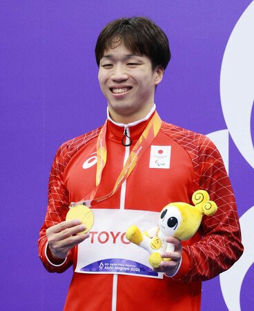 Japanese swimmer Taiyo Kawabuchi clinches gold in a men's 400-meter freestyle event at the Aichi-Nagoya Asian Para Games on Wednesday.
