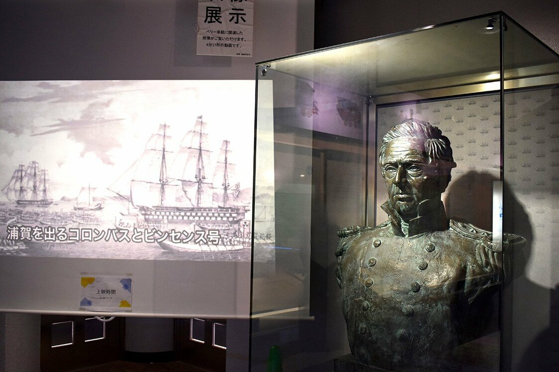 ペリー記念館の2階にあるペリー提督の銅像（2024年3月24日、神奈川県横須賀市久里浜）＝泉宣道撮影