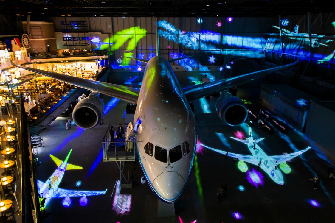 子どもたちが描いた飛行機が、787と一緒に空を舞う