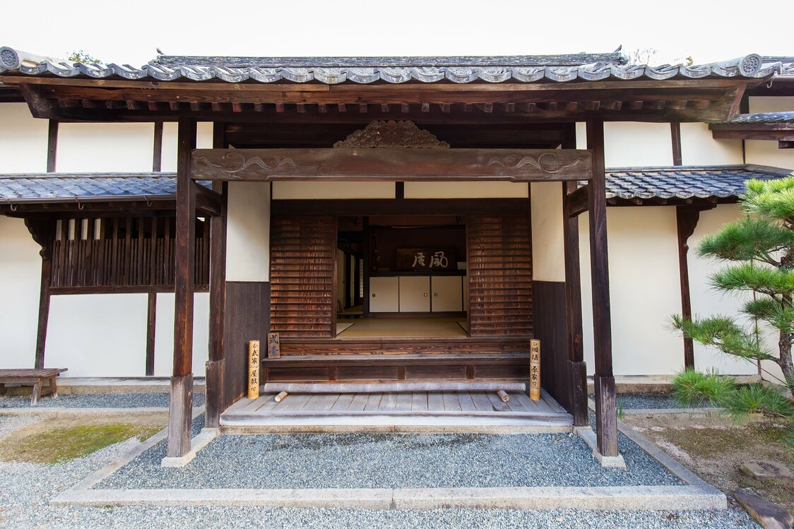 旧埴原家の玄関は立派な造り。両家の開館時間は4～11月は午前10時から午後5時、12～3月は午後4時まで