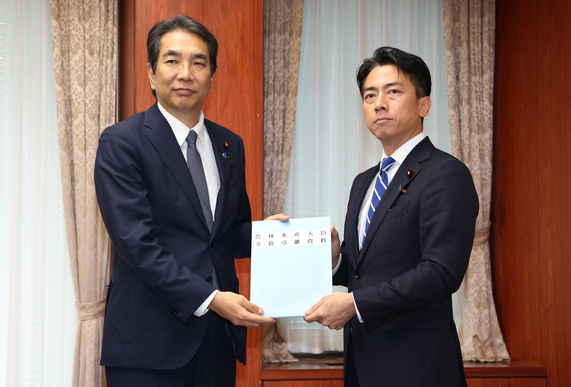 新旧農水相の引き継ぎ式。江藤拓前農水相（左）と小泉進次郎農林水産相相（22日午前、東京・霞が関の農水省）（時事）