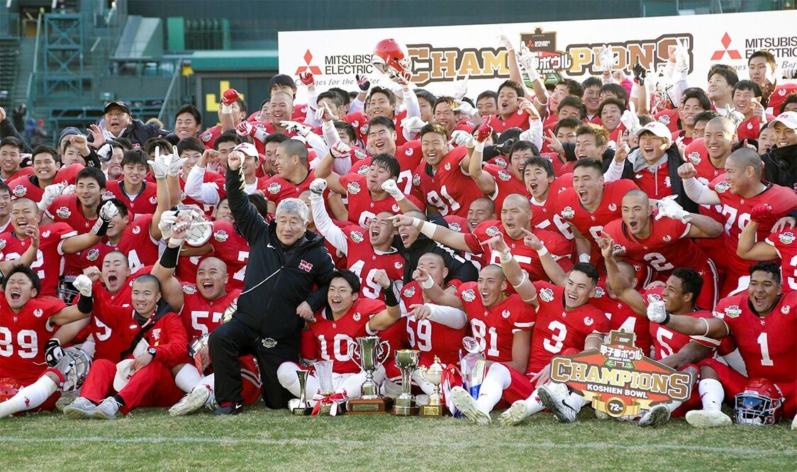 The Nihon University Phoenix football team celebrates its victory in the Kōshien Bowl on December 17, 2017, ending a 27-year drought. Hayashi, number 10, sits in the front row. (© Jiji)