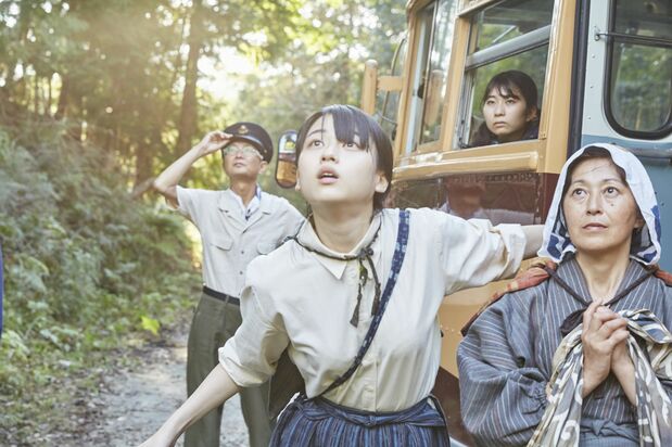 スミ(菊池日菜子)は長崎市街から離れた祖母の家に向かうバスの中で被爆する ©2025「長崎―閃光の影で―」製作委員会